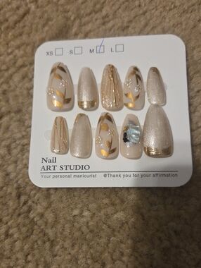 Neutral Pearl & Gold Press/Glue-On Nail Set